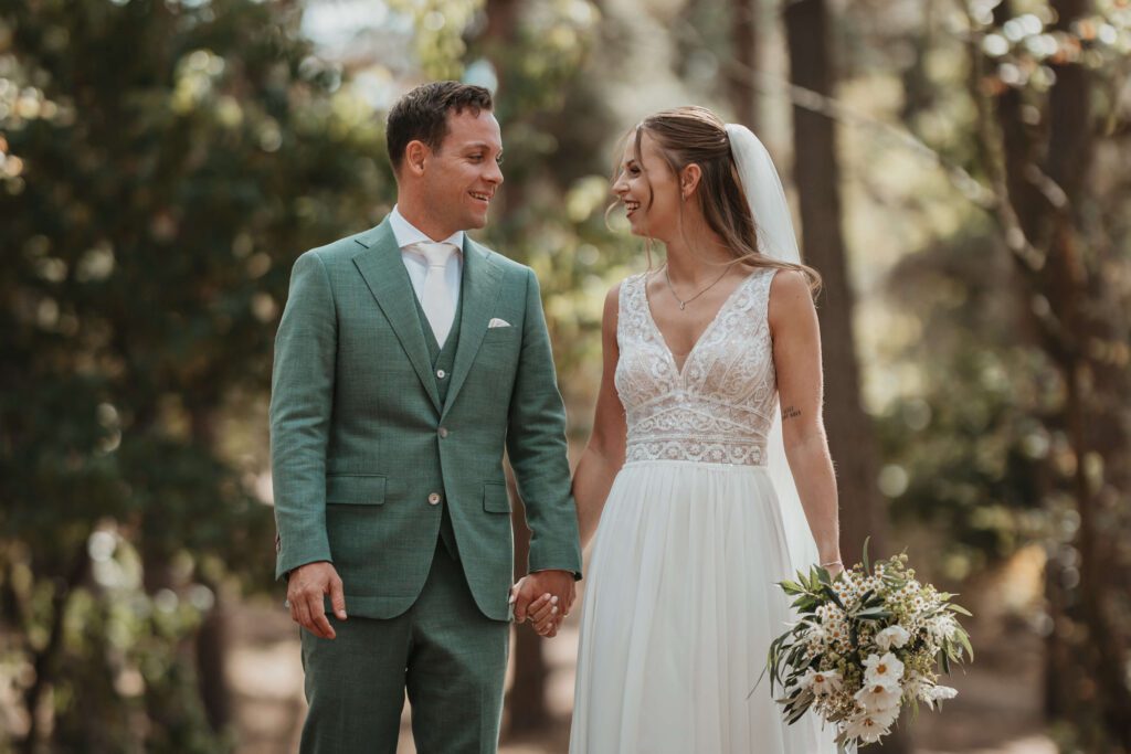 Trouwen bij Innesto in Asten, trouwfoto's op de Oostappense heide.