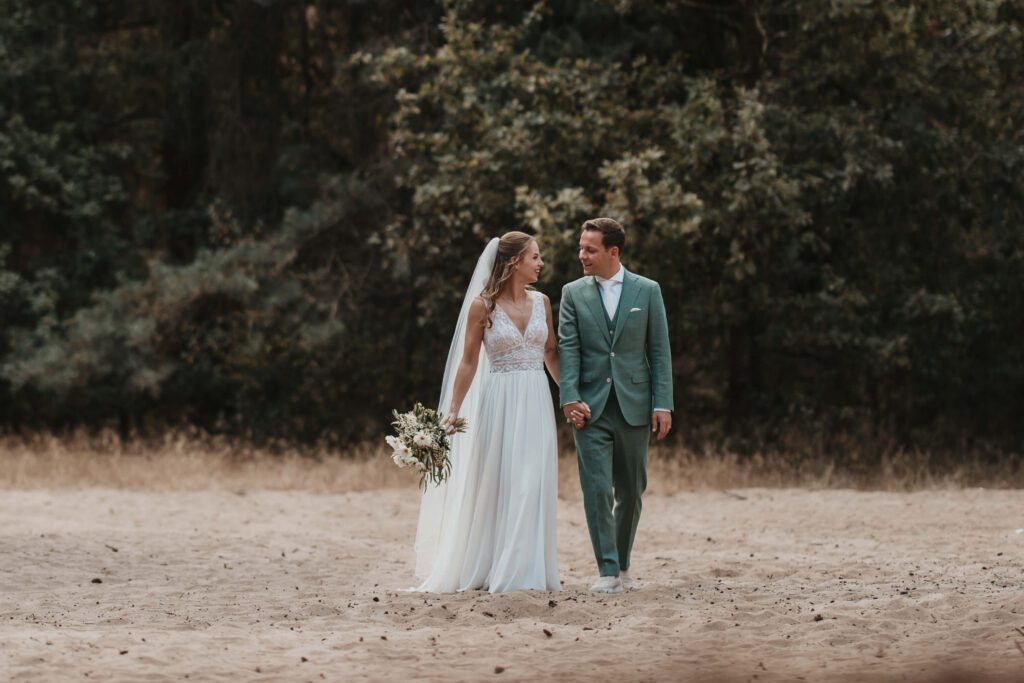 Trouwen bij Innesto in Asten, bruidspaar tijdens de trouwreportage in de natuur.
