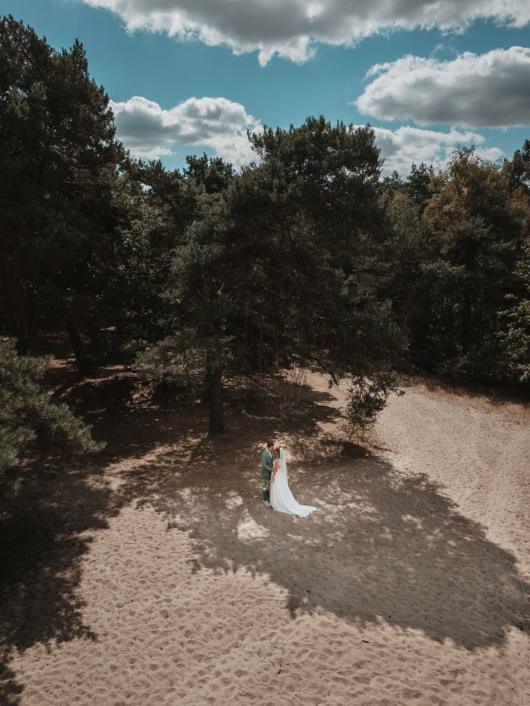 Trouwen bij Innesto in Asten, droneshot tijdens de trouwfoto's