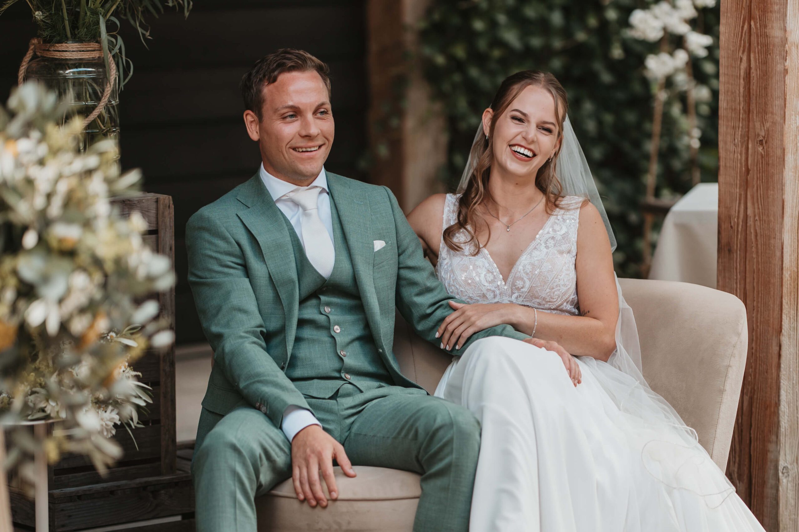 Trouwen bij Innesto in Asten, het bruidspaar tijdens de ceremonie