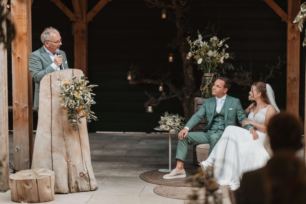 Trouwen bij Innesto in Asten, de ceremonie in de binnentuin met bloemen