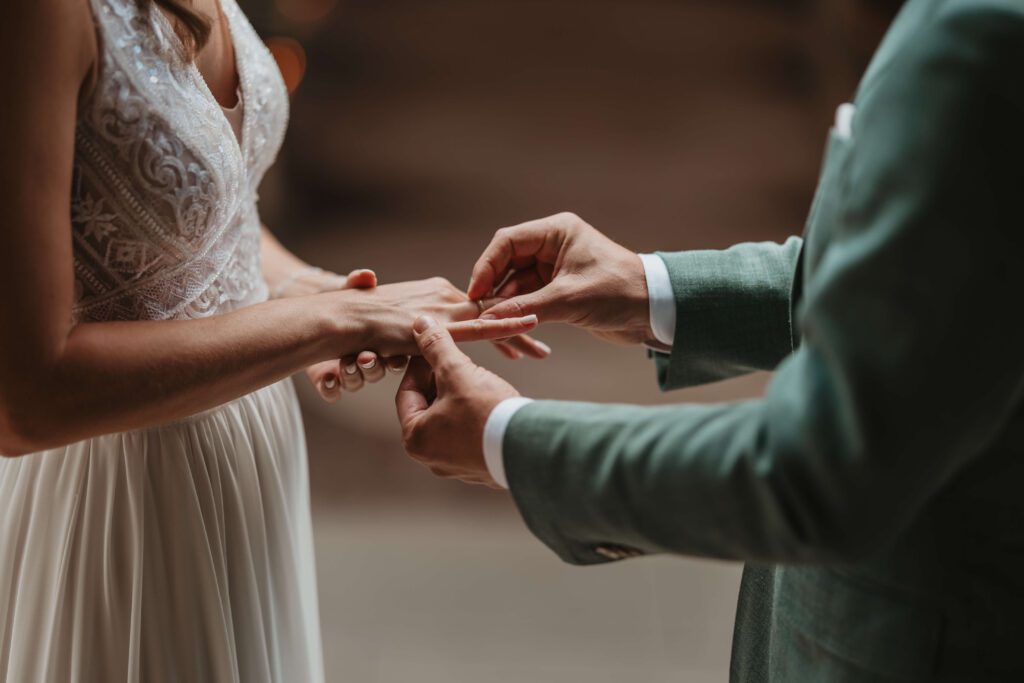Trouwen bij Innesto in Asten, trouwringen tijdens de ceremonie