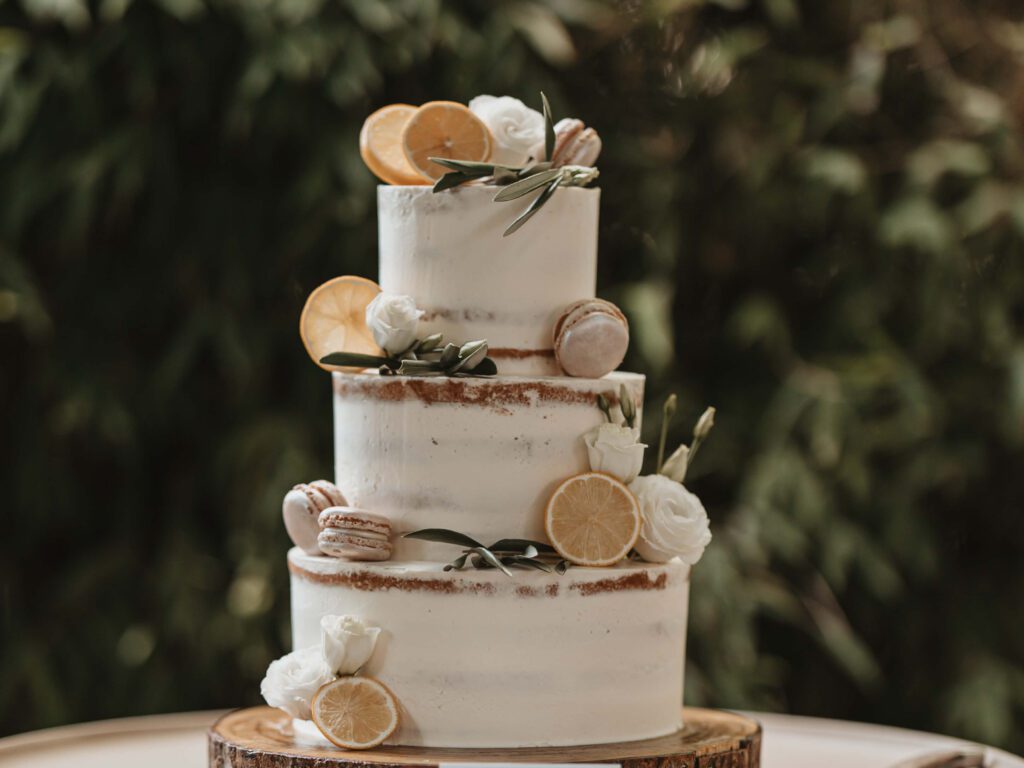Trouwen bij Innesto in Asten, de bruidstaart met Italiaanse decoratie