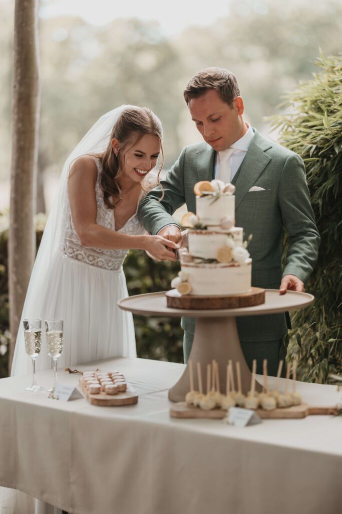 Trouwen bij Innesto in Asten, het aansnijden van de bruidstaart