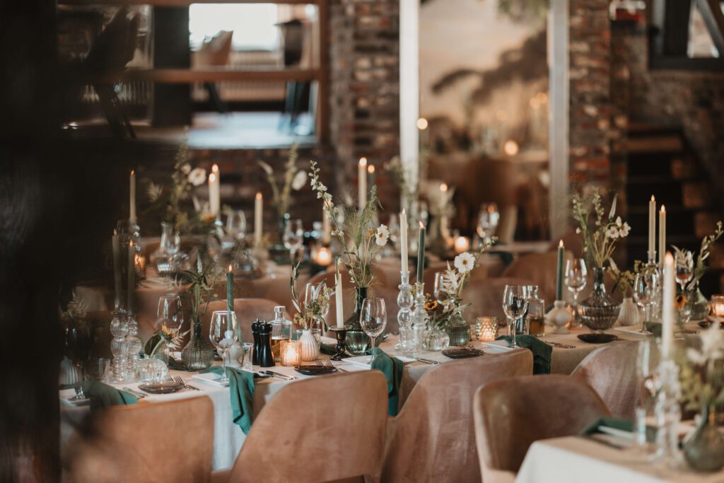 Trouwen bij Innesto in Asten, de dinersetting is prachtig aangekleed