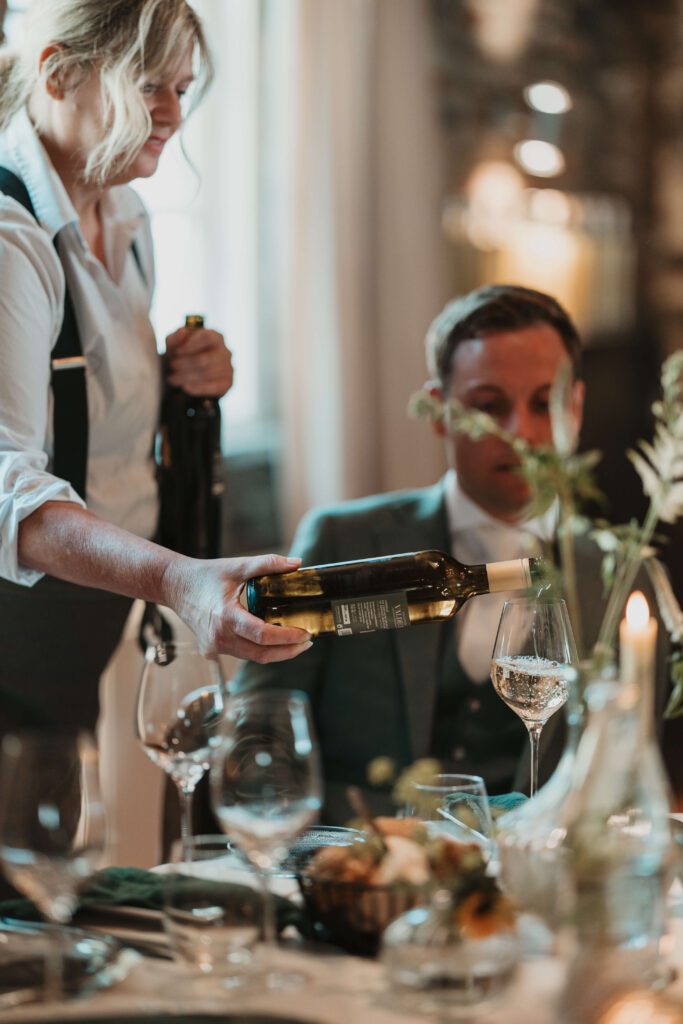 Trouwen bij Innesto in Asten, met heerlijke wijn bij het diner.