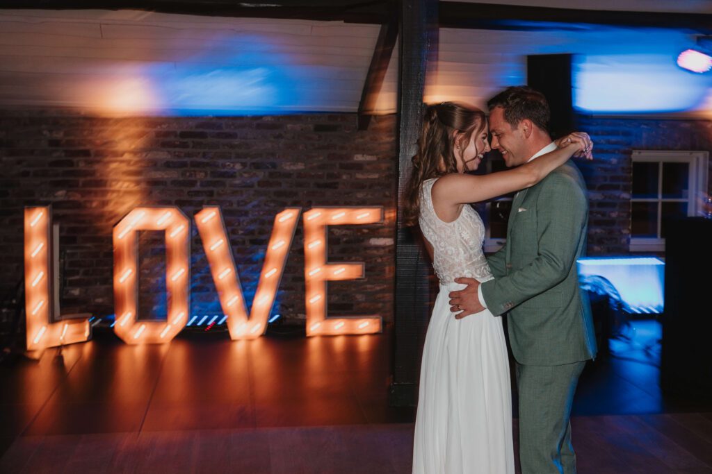 Trouwen bij Innesto in Asten, de feestzaal met sfeervolle verlichting