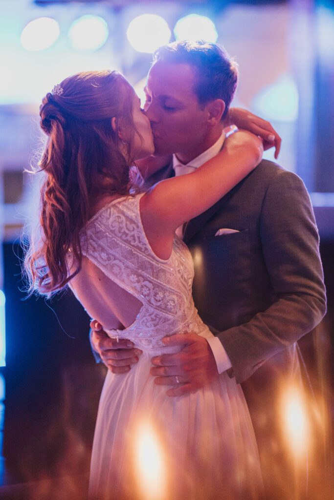 Trouwen bij Innesto in Asten, bruidspaar tijdens de openingsdans