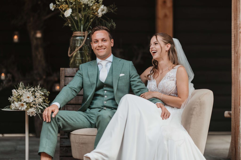 Trouwen bij Innesto in Asten, een bruidspaar tijdens de ceremonie in de binnentuin.