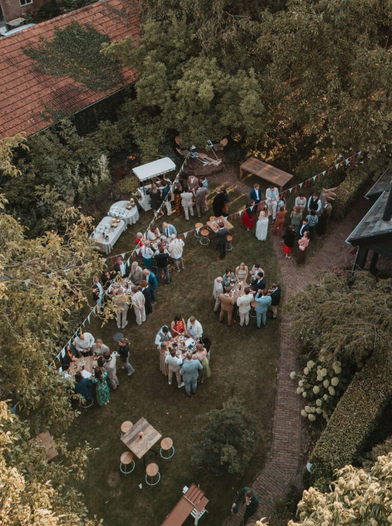 Droneshot van een bruiloft in eigen tuin